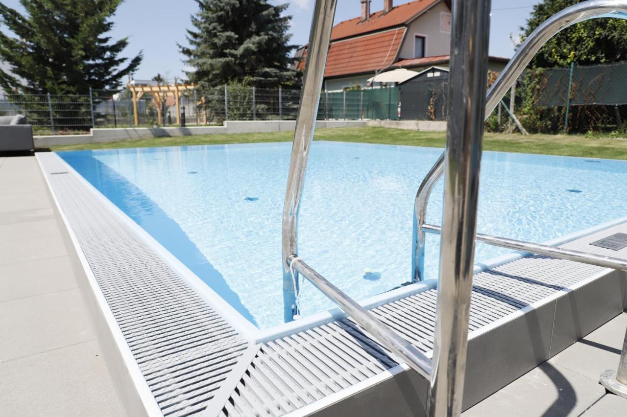 Yellow Flower With Pool - 5 Min To Apartment *