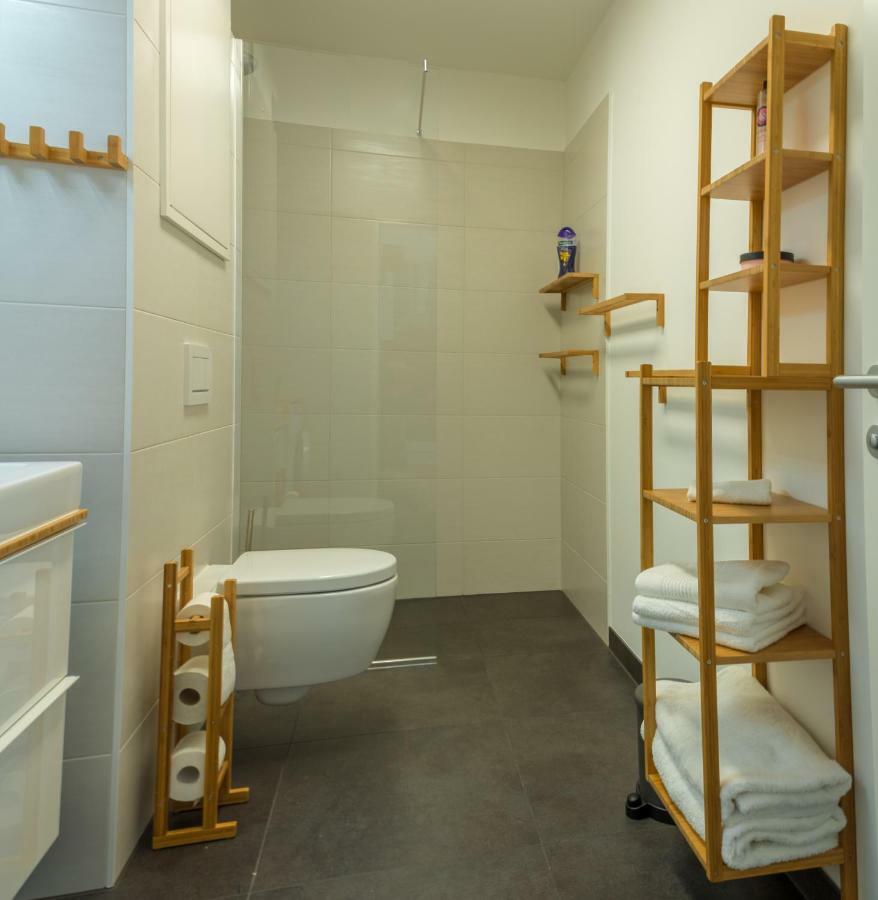 Apartment Yellow Flower With Pool - 5 Min To